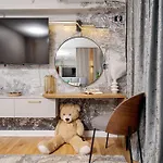 Romana Vibe Elegance In The Heart Of The アパート