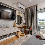 アパート Romana Vibe Elegance In The Heart Of The